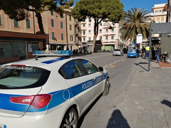 Si nascondeva in un edificio abbandonato di Albenga per evitare il via del Questore: rintracciato da Polizia locale e carabinieri