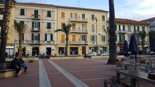 Albenga: lite finisce a colpi di bottiglia in Piazza del Popolo