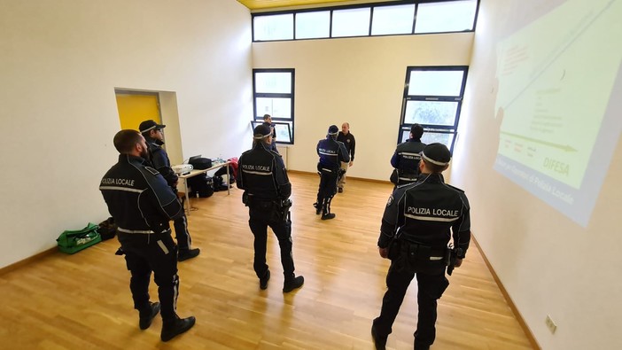 Varazze, la Polizia locale &quot;a scuola&quot; di tecniche specifiche e legittima difesa