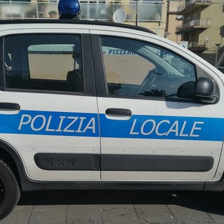 Finale, merce non conforme in un bazar di via Barrili: oltre 200 articoli sequestrati e sanzioni possibili fino a 25mila euro