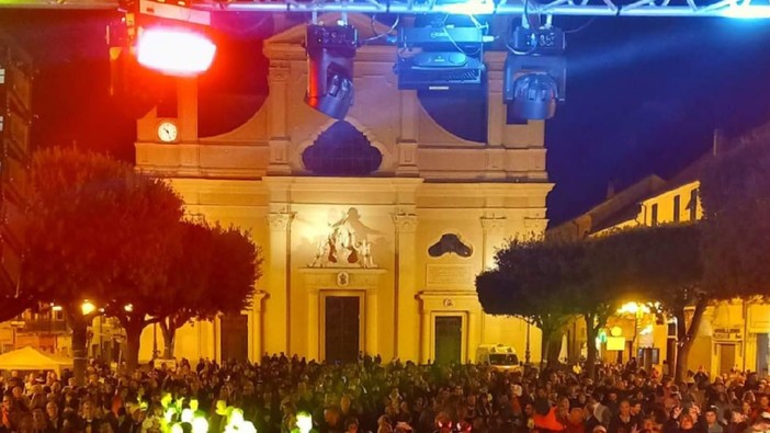 A Pietra si accende il Natale: luci, musica, tradizioni e doppio concerto di Capodanno