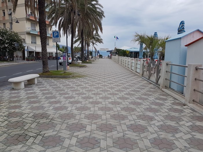 Pulizia della passeggiata sul Lungomare di Albenga