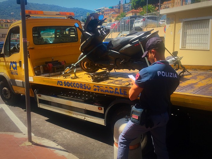 Alassio, in scooter ad alta velocità con la revisione scaduta, senza assicurazione e con a carico un fermo amministrativo: 30enne sanzionato per 2500 euro