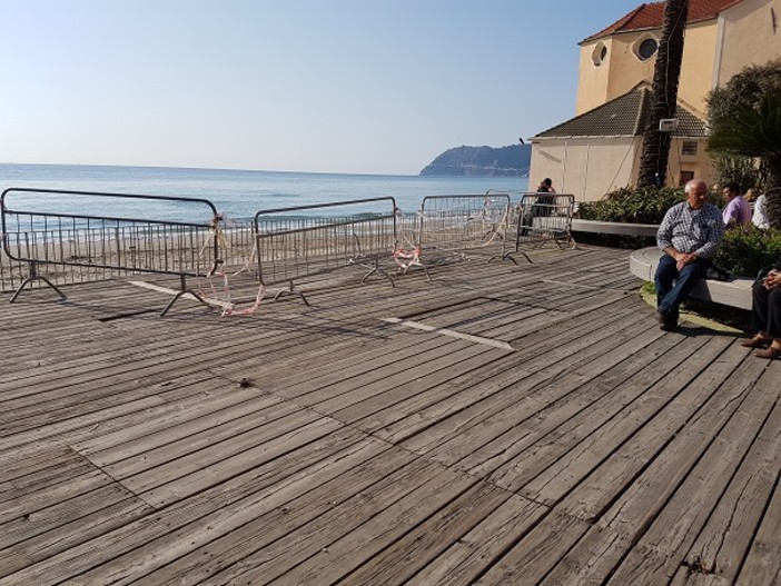 Alassio, piazza Airaldi e Durante da rifare, un lettore: &quot;E' così da molto tempo, brutta e un pericolo&quot;