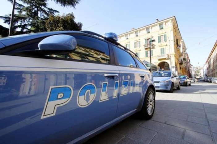 Rubano due asciugamani e vengono trovati in possesso di marijuana: denunciati dalla polizia 4 giovani