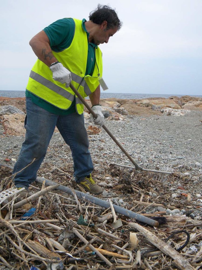 Pulizia straordinaria di ATA delle spiagge libere savonesi: oggi intervento sulla spiaggia di piazzale Eroe dei Due Mondi sotto il Priamar