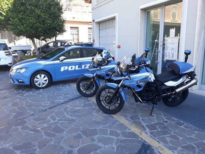 Alassio, pugni contro una vetrata e sputi sui passanti: denunciato un cittadino inglese