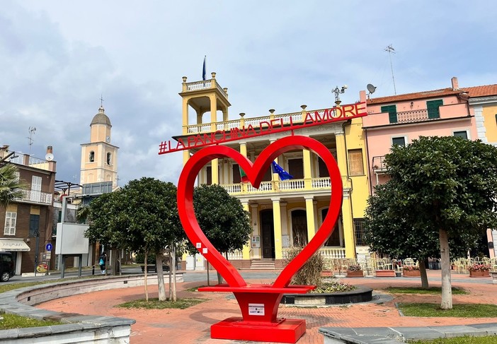 Lascia Borghetto la Panchina dell’Amore di Piazza Libertà, diventata uno dei luoghi più fotografati della città