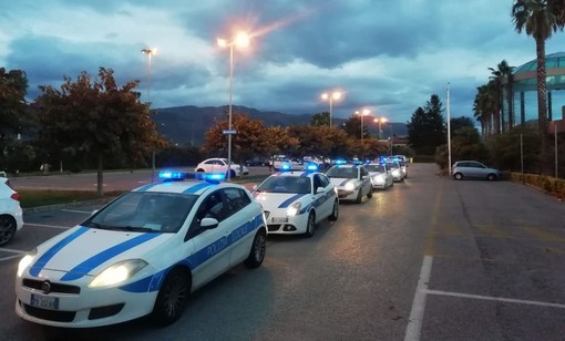 Albenga, girava con la scacciacani senza tappo rosso: nordafricano denunciato per procurato allarme