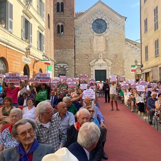 Albenga, la protesta per l'ospedale arriva anche davanti al ministro Guerini con un flash mob della platea