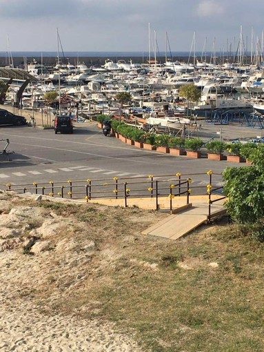 Un mare accessibile a tutti: a Finale arriva la passerella per la spiagga del porto