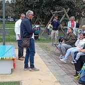 Savona, in Piazza delle Nazioni inaugurata la panchina della pace grazie alla collaborazione tra cittadini