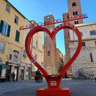 Albenga, nel centro storico arriva la Panchina dell'Amore, punto selfie per i turisti