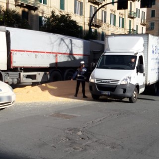 Savona, camion perde il carico di grano: traffico in tilt in corso Mazzini (FOTO)