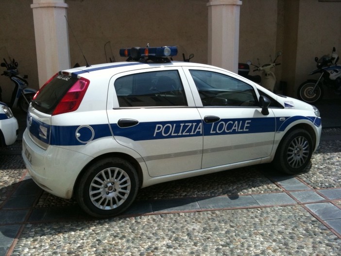 Savona, rubano un autocarro ma fanno un incidente: arrestati dai vigili urbani