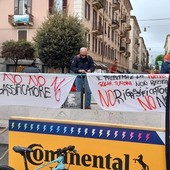 La corsa dell'E-bike scalda la Savona del Giro in rosa e scatta la protesta contro il rigassificatore