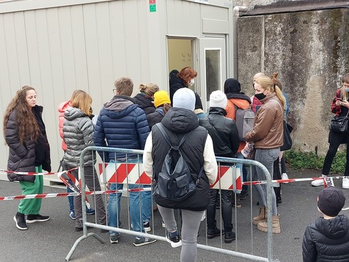 Assistenza ai profughi ucraini, attivo l'infopoint a Savona davanti alla Questura (FOTO)