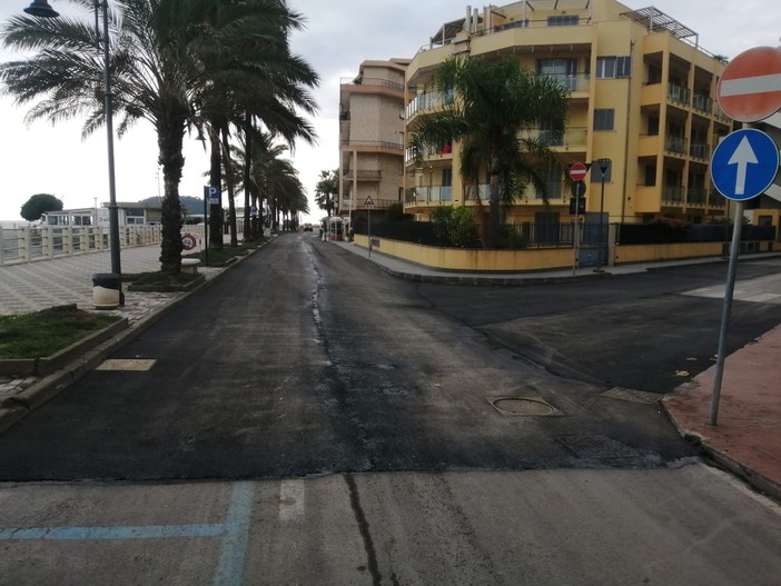 Ad Albenga continuano gli interventi di asfaltatura, vicesindaco Passino: “Rispondiamo a segnalazioni degli utenti ed esigenze di sicurezza stradale”
