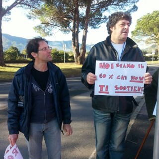 Renzi al taglio del nastro della nuova Piaggio e scatta la protesta di lavoratori e sindacati:&quot;Basta cemento, vogliamo posti di lavoro&quot;