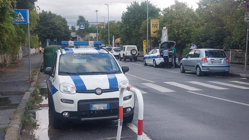 Savona, tamponamento a catena tra auto, l'aprifila colpisce un pedone: codice rosso al San Paolo