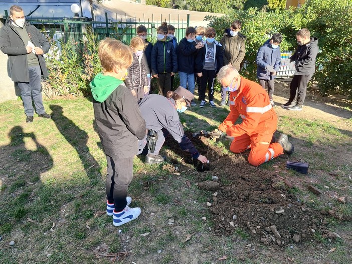 Festa dell'albero ad Andora, i carabinieri Forestali piantumano due alberelli nel giardino delle scuola