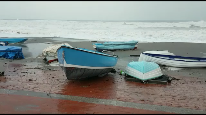 Pietra Ligure, la furia del mare si abbatte sulla &quot;spiaggia delle barche&quot; (VIDEO)