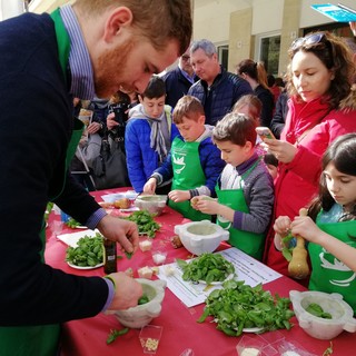 Turisti ad Andora imparano a fare il pesto a Pasquetta