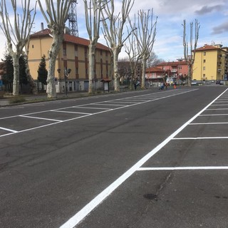 Carcare, restyling della segnaletica orizzontale in piazza Caravadossi (FOTO)