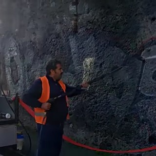 Graffito sulle vecchie mura di Varazze: scattate le operazioni di rimozione