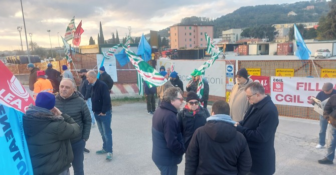 I lavoratori del cantiere dell'Aurelia Bis in sciopero