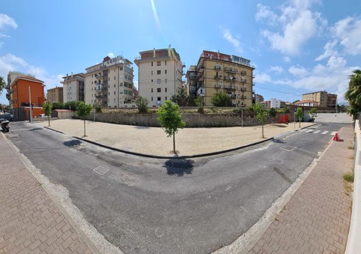 Via Cesare Battisti a Pietra Ligure, aperta una nuova area per parcheggio e sistemata a verde
