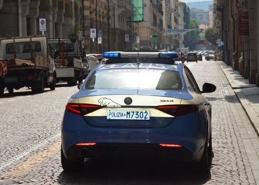 Tenta di scippare una coppia, poi aggredisce e minaccia i poliziotti: 30enne arrestato a Savona