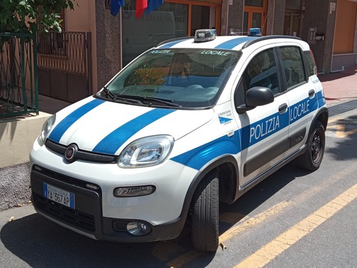 Laigueglia, controlli della Polizia locale contro il degrado: rinvenuti una moto rubata e rifiuti smaltiti irregolarmente