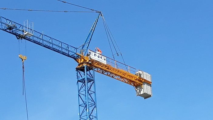 Albenga, protesta ad oltranza nel cantiere di via Patrioti: si cerca una mediazione (FOTO e VIDEO)