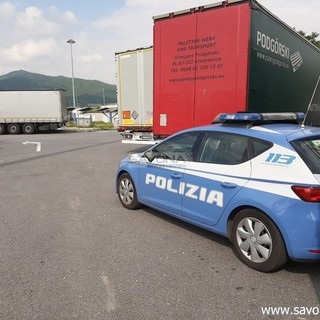 Savona, camionista accoltellato nella notte all'autoporto: indagini della polizia