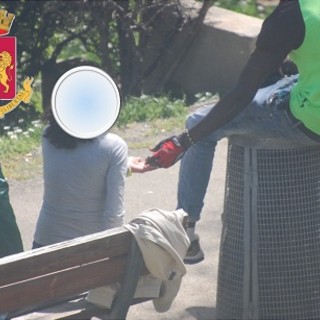 Spacciavano ai minorenni in piazza delle Nazioni a Savona: 6 extracomunitari arrestati dalla Squadra Mobile (FOTO e VIDEO)