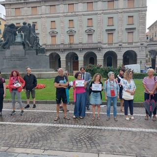 Savona, presidio in piazza Mameli contro il femminicidio e in ricordo di Nadia Zanatta (FOTO e VIDEO)