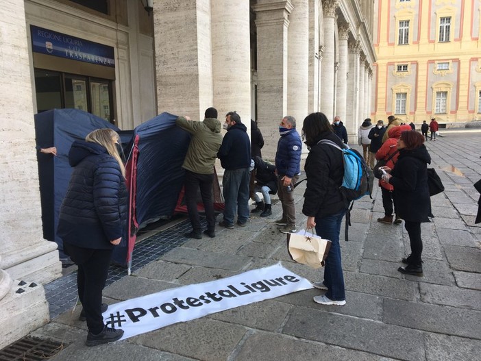 Il gruppo 'Protesta Ligure' s'incatena davanti alla Regione Liguria: &quot;Siamo disperati, dobbiamo lavorare, dateci udienza&quot;