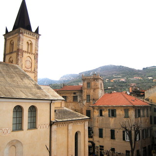 Due splendide viste dalle finestre dello IAT, dal quale si possono ammirare piazza Santa Caterina e Palazzo Ricci