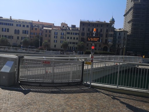 Savona, dura solo 10 giorni l'operatività del ponte mobile della Darsena: nuovamente guasto (FOTO)