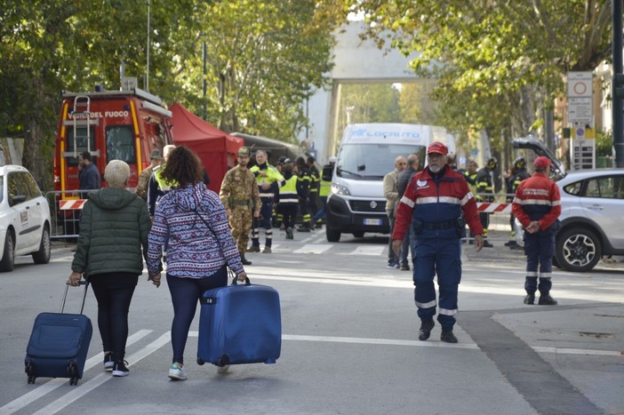 Nella zona rossa: il silenzio spettrale sotto il Ponte Morandi