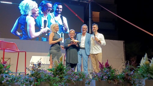 “Racconta di noi in tutta Italia”: il grazie di Albenga a Cristina Rava con il Premio Emys Award 2023