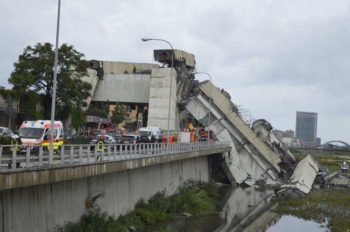 Una catena umana nelle due Albisole mano nella mano per ricordare le vittime del ponte Morandi