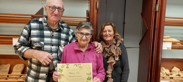 Andora, 55 anni di matrimonio per Enzo e Marisa, insieme anche nella panetteria Fassio, la più longeva della Città