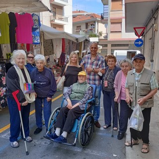 Albisola Superiore, i nonni passeggiano al mercato: dopo la pandemia riprese le iniziative ludiche