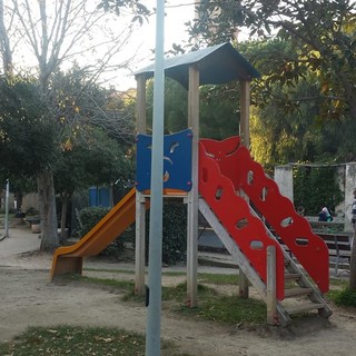 L'amministrazione comunale di Albenga per Natale regala parco giochi più sicuri per tutti i bambini