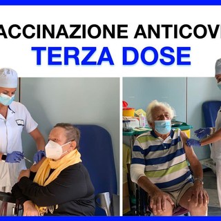 Vaccini, al via la terza dose, i primi due a riceverla sono due pazienti del Galliera