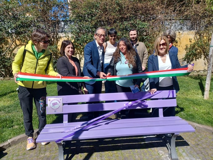 Albenga, inaugurata la panchina viola per la Fibromialgia (FOTO)