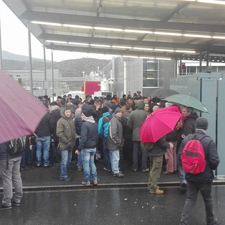 Prosegue la protesta alla Piaggio: presidio dei lavoratori davanti ai cancelli di Villanova