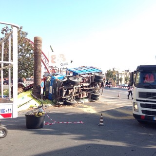 Camion ribaltato ad Albenga, ma non è un incidente: potavano le palme